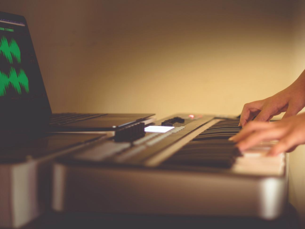 Étudiant travaillant sur une composition sonore dans nos studios